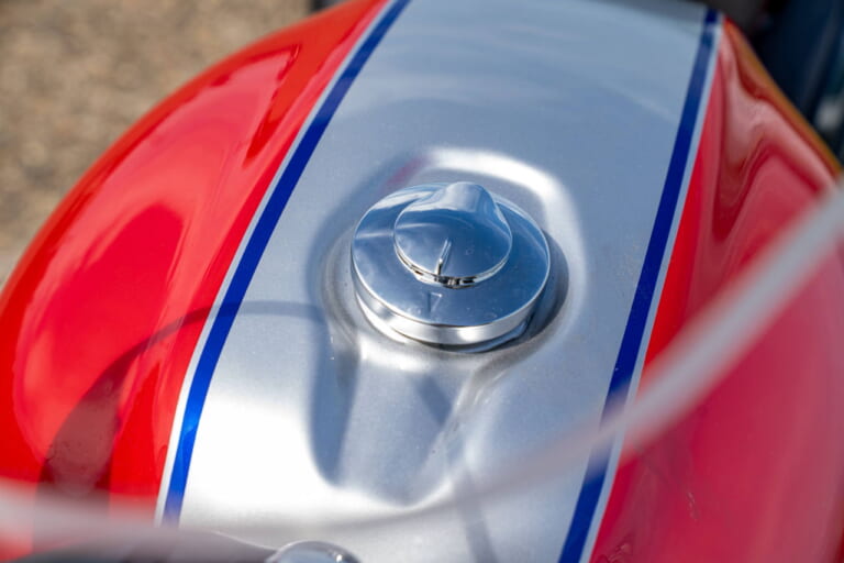 Mia – TubaisMoto: Portugal|「え、これがGB350Sなの?!」イタリアで作られた和ボバー・「Hachimanaan」は八幡の名がルーツ【欧州カスタム優勝車】