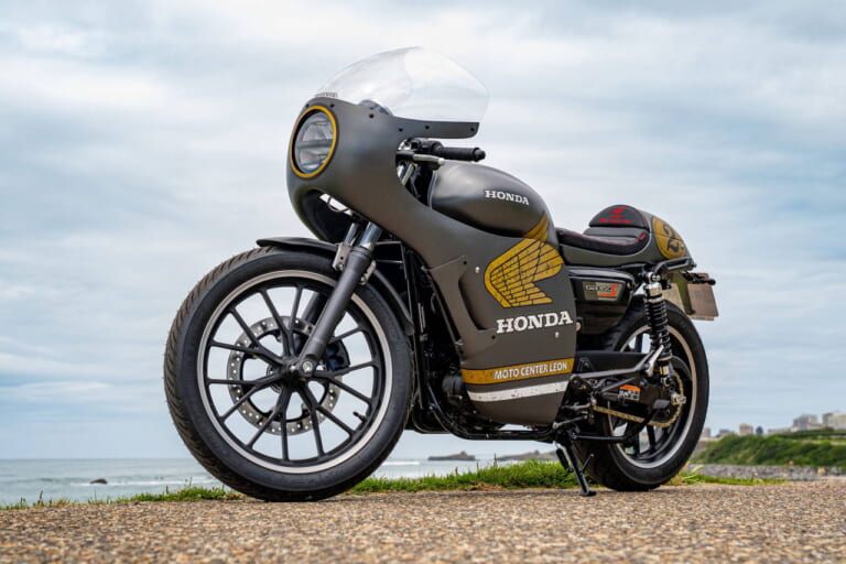 The Rocket Lion – Honda Motor Center León: Spain|「え、これがGB350Sなの?!」イタリアで作られた和ボバー・「Hachimanaan」は八幡の名がルーツ【欧州カスタム優勝車】
