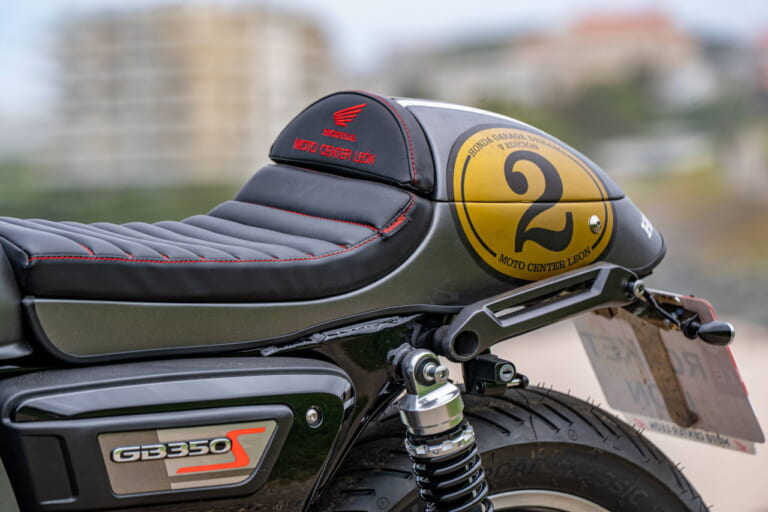 The Rocket Lion – Honda Motor Center León: Spain|「え、これがGB350Sなの?!」イタリアで作られた和ボバー・「Hachimanaan」は八幡の名がルーツ【欧州カスタム優勝車】