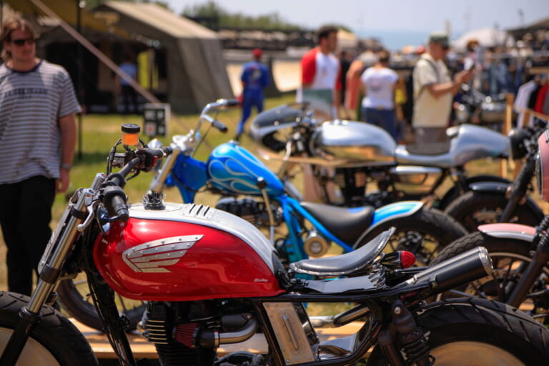 Wheels and Waves festival in Biarritz, France.｜「え、これ全部GB350Sなの?!」ホンダ公式カスタム祭り、今年は欧州7か国・11台の魔改造マシンから世界一を決める！