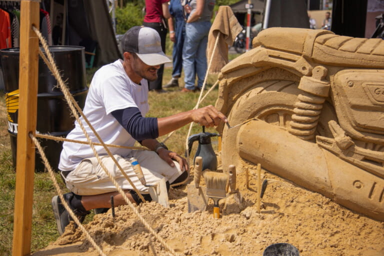SANDCAST – @stephen_lozza Sculpture Sable｜「え、これ全部GB350Sなの?!」ホンダ公式カスタム祭り、今年は欧州7か国・11台の魔改造マシンから世界一を決める！