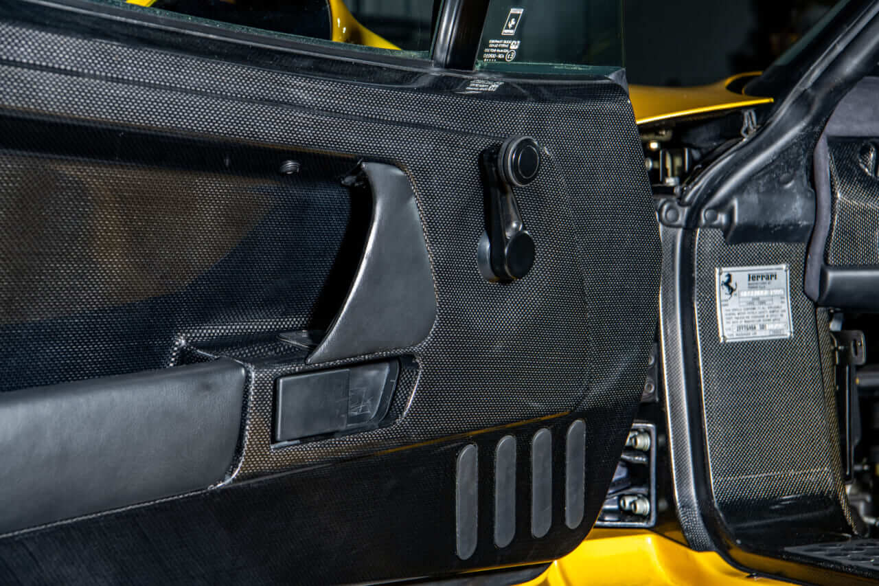 ウィンドウは手動｜「F1部門と市販車部門がタッグを組んだ」唯一無二のフェラーリ! V12搭載のF50こそ「公道を走れる直系マシン」その伝説と魅力に迫る