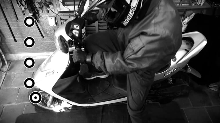 SUZUKI ZZ|【実録バイク修理】古いスクーターのエンジン不動! 予想外すぎる原因は独特の構造にあった