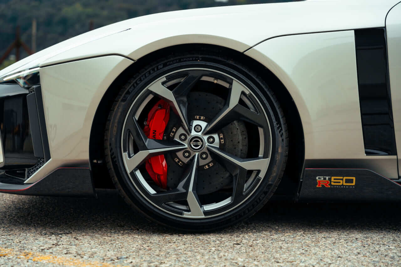 タイヤサイズ｜【超希少】わずか19台の「GT-R50」が1.8億円で落札! 幻の限定車に秘められた超絶性能とは?