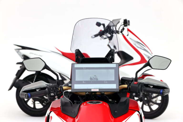 二輪ADASコンセプト|SHOWAの『後付け可能』な新世代サスペンションが凄い! 足着き改善の自動車高調整もギヤ式に進化【Astemoテックショー2025】