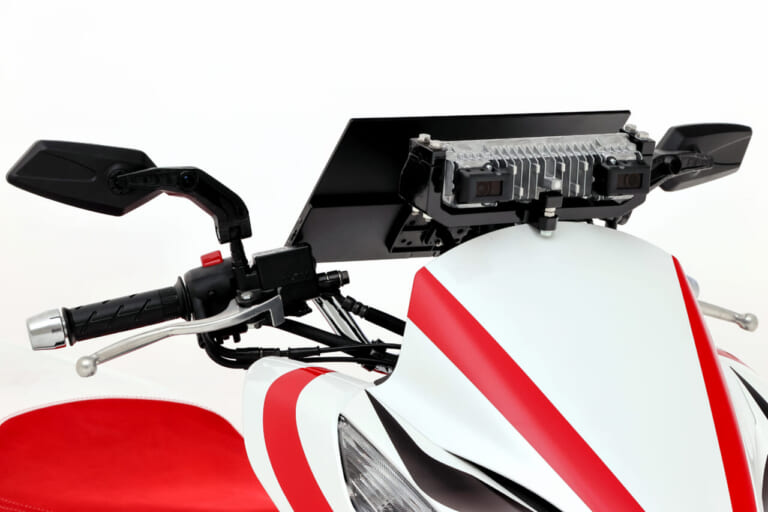 二輪ADASコンセプト|SHOWAの『後付け可能』な新世代サスペンションが凄い! 足着き改善の自動車高調整もギヤ式に進化【Astemoテックショー2025】