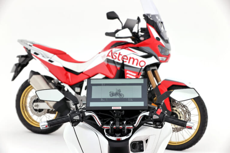 二輪ADASコンセプト|SHOWAの『後付け可能』な新世代サスペンションが凄い! 足着き改善の自動車高調整もギヤ式に進化【Astemoテックショー2025】