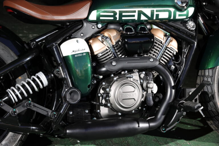 ベンダ|ナポレオンボブ250|水冷250cc・V型2気筒のカスタムクルーザー「BENDA ナポレオンボブ250」日本上陸ほぼ確! 独自のサスペンションを持つ怪マシン