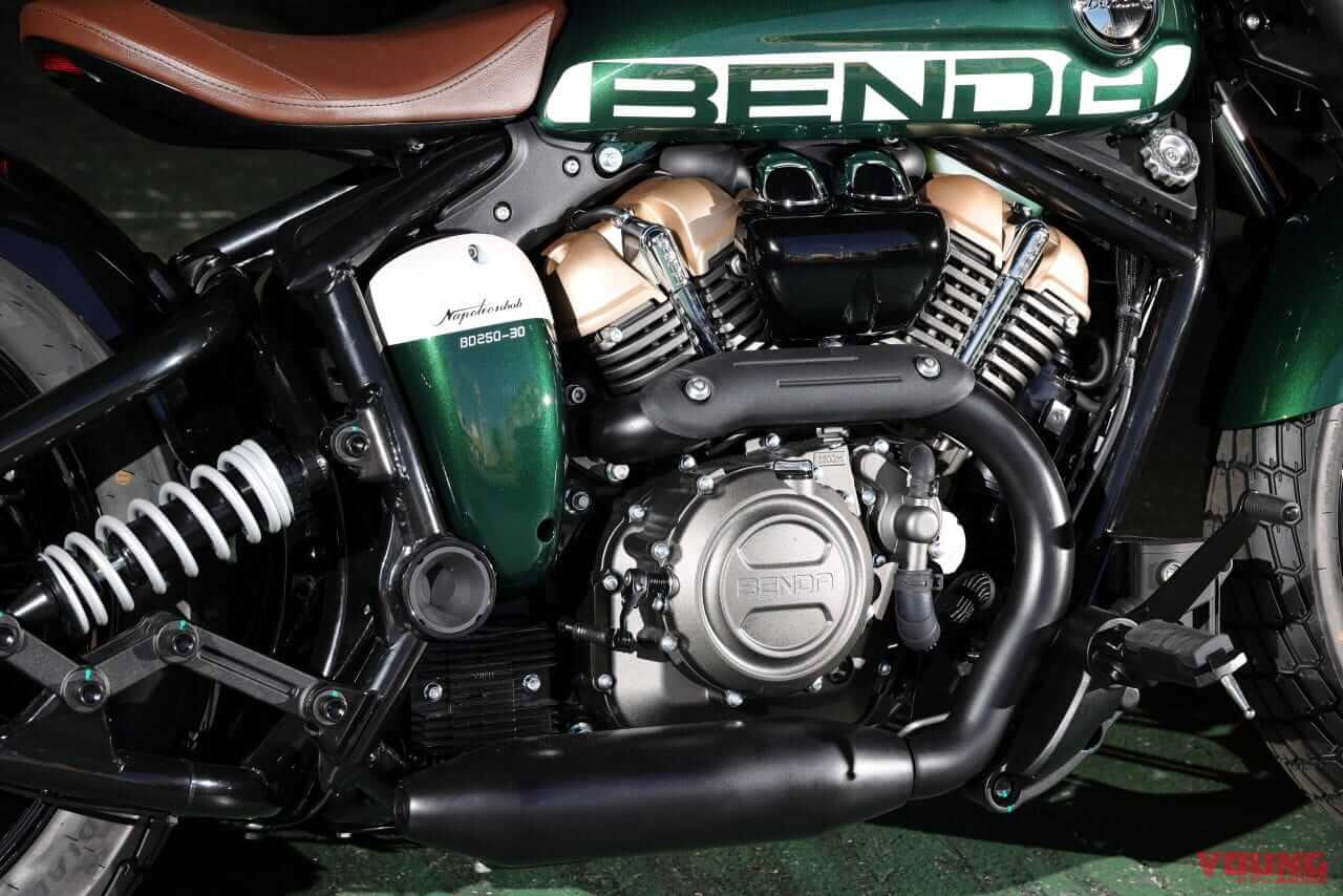 ベンダ｜ナポレオンボブ250｜水冷250cc・V型2気筒のカスタムクルーザー「BENDA ナポレオンボブ250」日本上陸ほぼ確！ 独自のサスペンションを持つ怪マシン