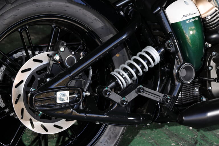 ベンダ｜ナポレオンボブ250｜水冷250cc・V型2気筒のカスタムクルーザー「BENDA ナポレオンボブ250」日本上陸ほぼ確！ 独自のサスペンションを持つ怪マシン