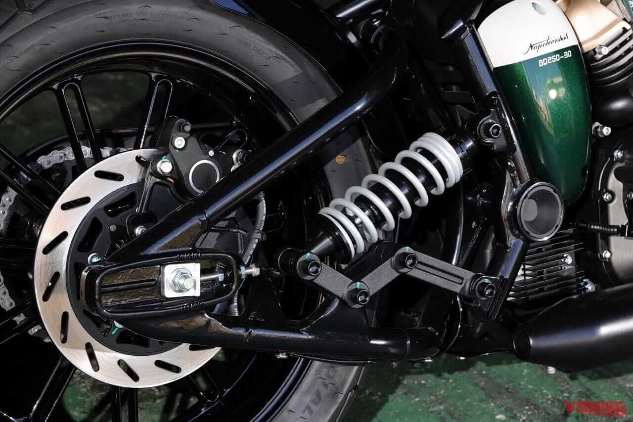 ベンダ｜ナポレオンボブ250｜水冷250cc・V型2気筒のカスタムクルーザー「BENDA ナポレオンボブ250」日本上陸ほぼ確！ 独自のサスペンションを持つ怪マシン