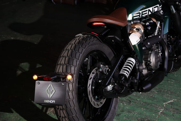 ベンダ|ナポレオンボブ250|水冷250cc・V型2気筒のカスタムクルーザー「BENDA ナポレオンボブ250」日本上陸ほぼ確! 独自のサスペンションを持つ怪マシン