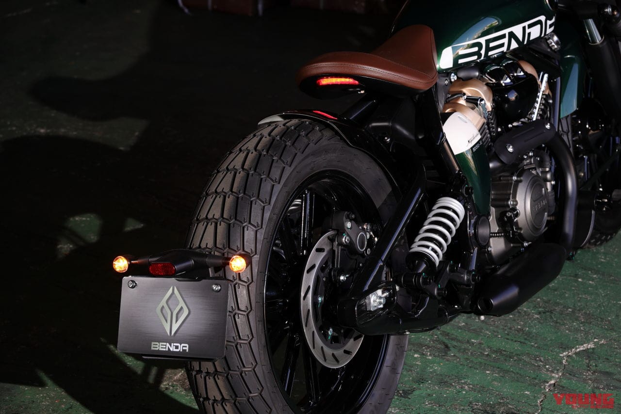 ベンダ｜ナポレオンボブ250｜水冷250cc・V型2気筒のカスタムクルーザー「BENDA ナポレオンボブ250」日本上陸ほぼ確！ 独自のサスペンションを持つ怪マシン
