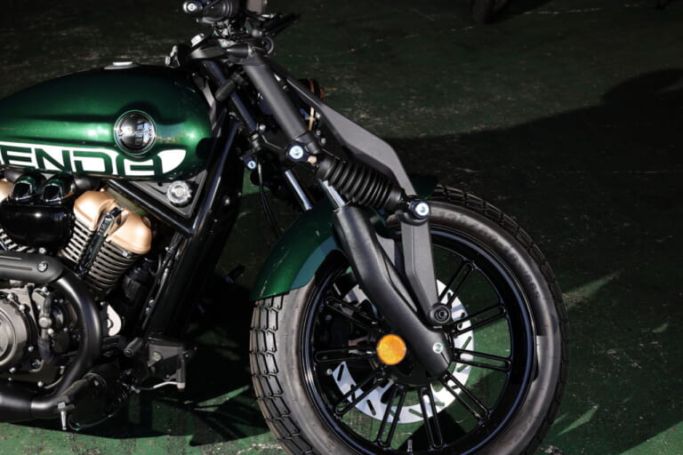 ベンダ|ナポレオンボブ250|水冷250cc・V型2気筒のカスタムクルーザー「BENDA ナポレオンボブ250」日本上陸ほぼ確! 独自のサスペンションを持つ怪マシン
