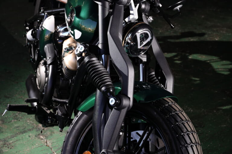 ベンダ|ナポレオンボブ250|水冷250cc・V型2気筒のカスタムクルーザー「BENDA ナポレオンボブ250」日本上陸ほぼ確! 独自のサスペンションを持つ怪マシン