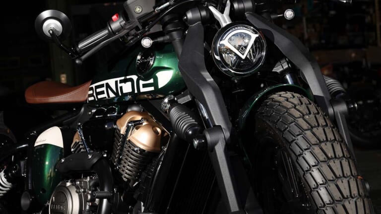 水冷250cc・V型2気筒のカスタムクルーザー「ナポレオンボブ250」日本上陸ほぼ確！ 独自のサスペンションを持つ怪クルーザー