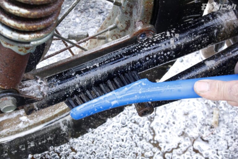 BAN-ZI｜MUD MAX｜ブラッシング｜[バイクメンテDIY] 激しい汚れは洗剤選びから。高性能ケミカルで“お悩み”解消!〈BAN-ZI MUD MAX〉