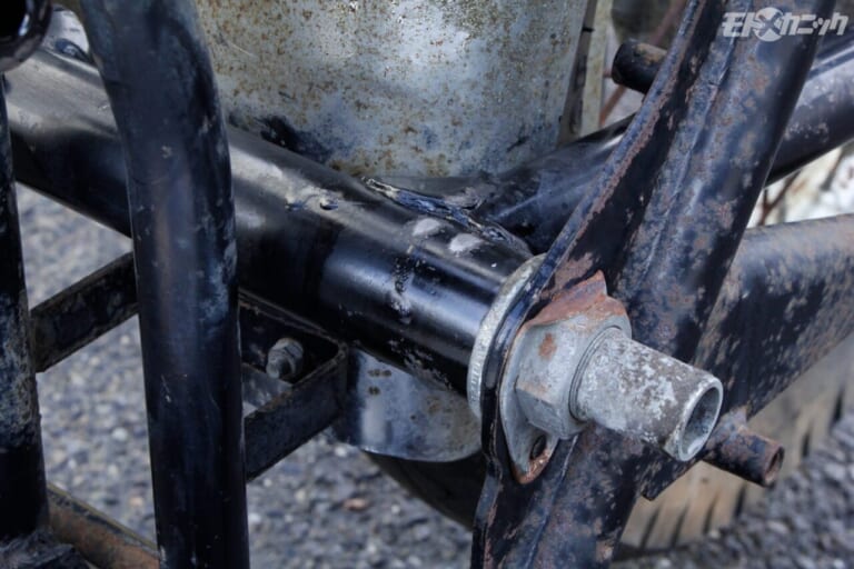 BAN-ZI｜MUD MAX｜スイングアームピボット洗浄｜[バイクメンテDIY] 激しい汚れは洗剤選びから。高性能ケミカルで“お悩み”解消!〈BAN-ZI MUD MAX〉