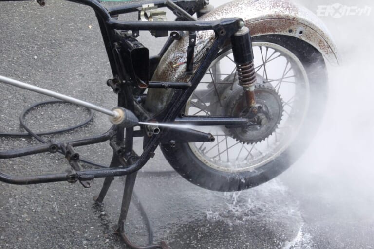 BAN-ZI｜MUD MAX｜スイングアームピボット洗浄｜[バイクメンテDIY] 激しい汚れは洗剤選びから。高性能ケミカルで“お悩み”解消!〈BAN-ZI MUD MAX〉