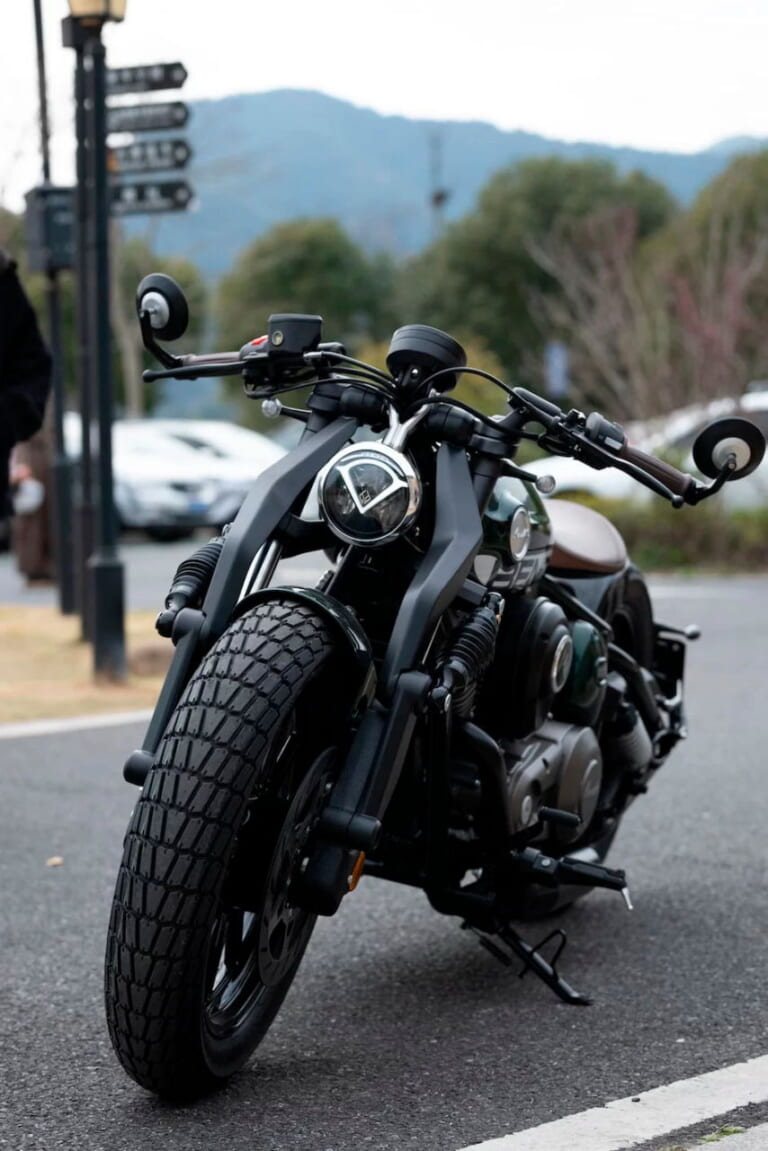 ベンダ|ナポレオンボブ250|水冷250cc・V型2気筒のカスタムクルーザー「BENDA ナポレオンボブ250」日本上陸ほぼ確! 独自のサスペンションを持つ怪マシン