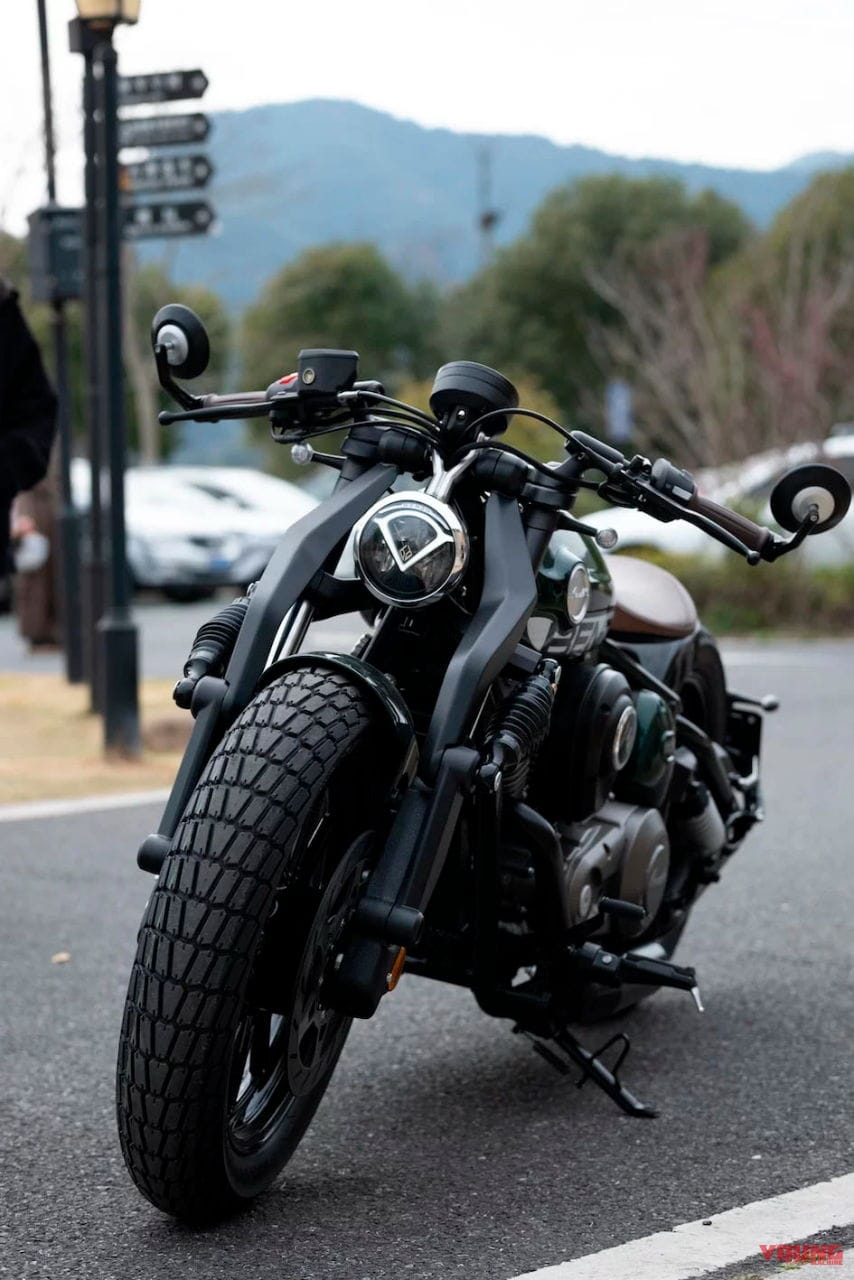 ベンダ｜ナポレオンボブ250｜水冷250cc・V型2気筒のカスタムクルーザー「BENDA ナポレオンボブ250」日本上陸ほぼ確！ 独自のサスペンションを持つ怪マシン
