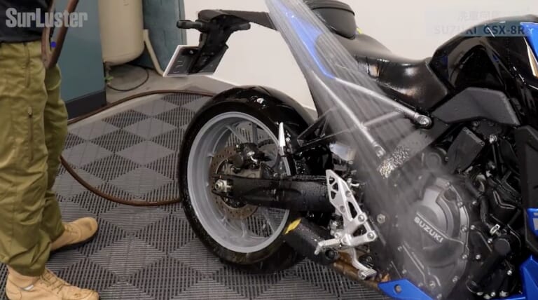 シュアラスター洗車図鑑｜GSX-8R｜【洗車図鑑】車種別バイクの洗い方教えます：新世代ミドルクラススポーツバイク・スズキGSX-8R編