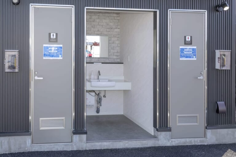 トイレ|令和の最新洗車場はバイクに最適! 手軽にピカピカ【D-Wash体験レポート】 | クロスカブ110はキレイになるか?!