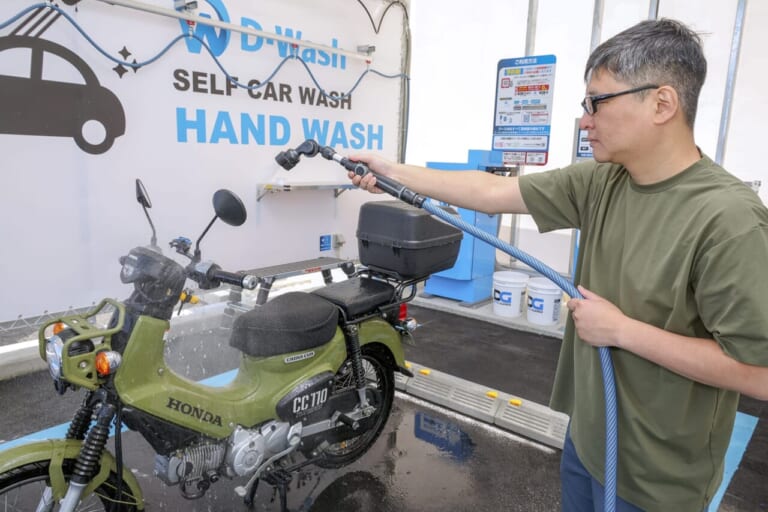 シャワー|令和の最新洗車場はバイクに最適! 手軽にピカピカ【D-Wash体験レポート】 | クロスカブ110はキレイになるか?!