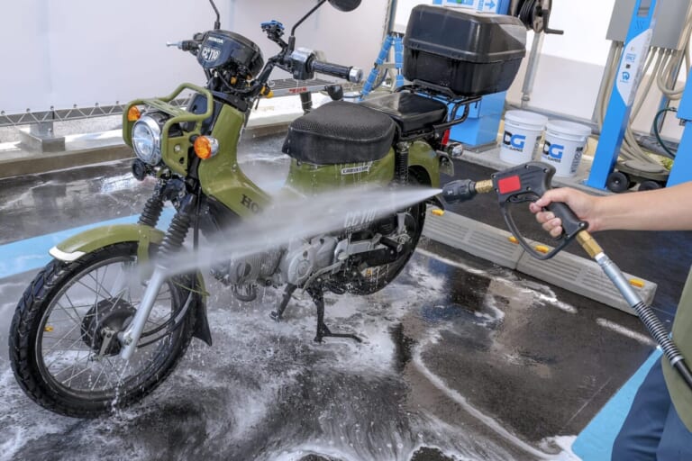 洗剤も無料で用意｜令和の最新洗車場はバイクに最適! 手軽にピカピカ【D-Wash体験レポート】 | クロスカブ110はキレイになるか?!