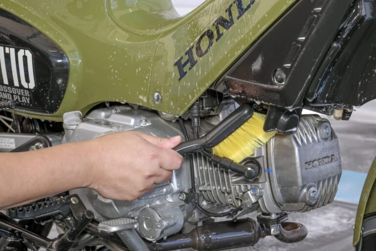 ブラシ|令和の最新洗車場はバイクに最適! 手軽にピカピカ【D-Wash体験レポート】 | クロスカブ110はキレイになるか?!