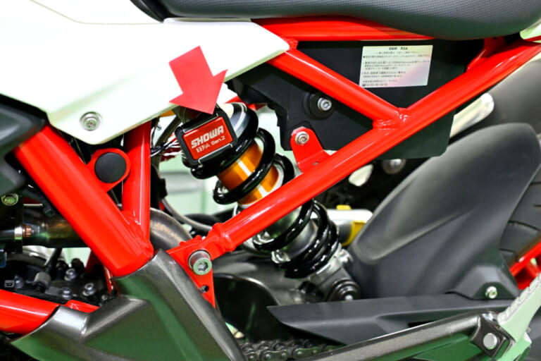 Astemo|EERA Gen2|G310R|SHOWAの『後付け可能』な新世代サスペンションが凄い! 足着き改善の自動車高調整もギヤ式に進化【Astemoテックショー2025】