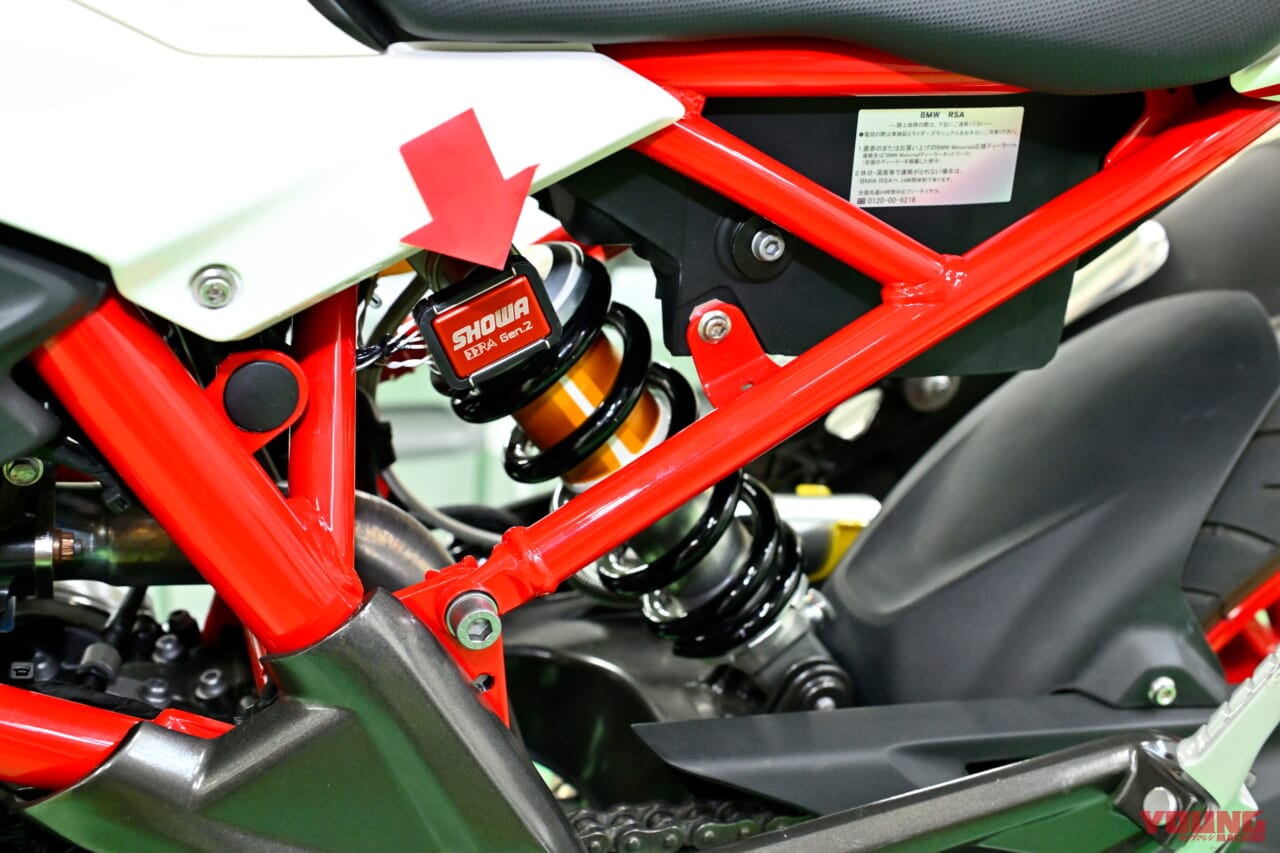 |SHOWAの『後付け可能』な新世代サスペンションが凄い! 足着き改善の自動車高調整もギヤ式に進化【Astemoテックショー2025】