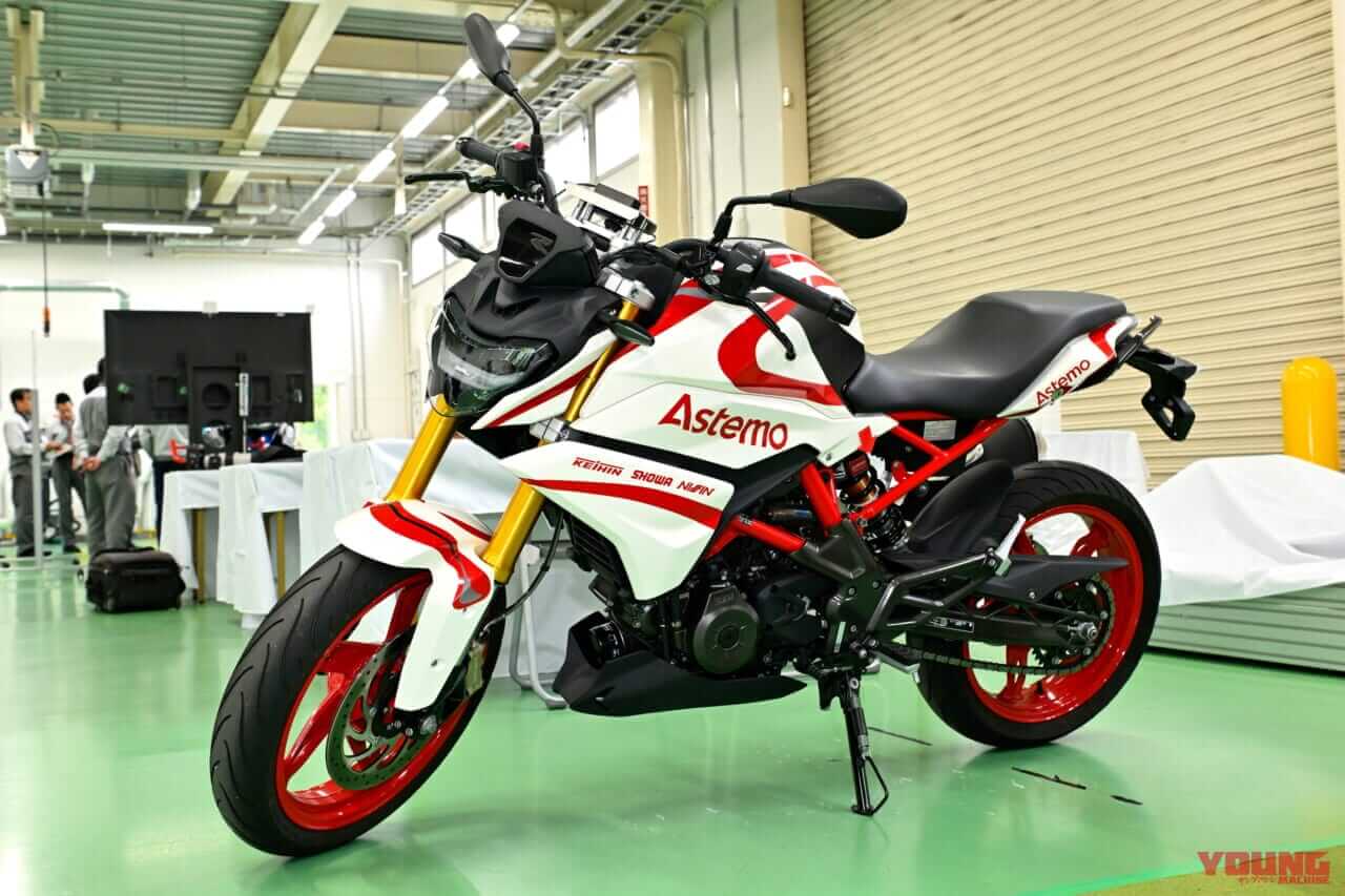 |SHOWAの『後付け可能』な新世代サスペンションが凄い! 足着き改善の自動車高調整もギヤ式に進化【Astemoテックショー2025】
