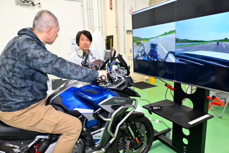 二輪ADASコンセプト|SHOWAの『後付け可能』な新世代サスペンションが凄い! 足着き改善の自動車高調整もギヤ式に進化【Astemoテックショー2025】