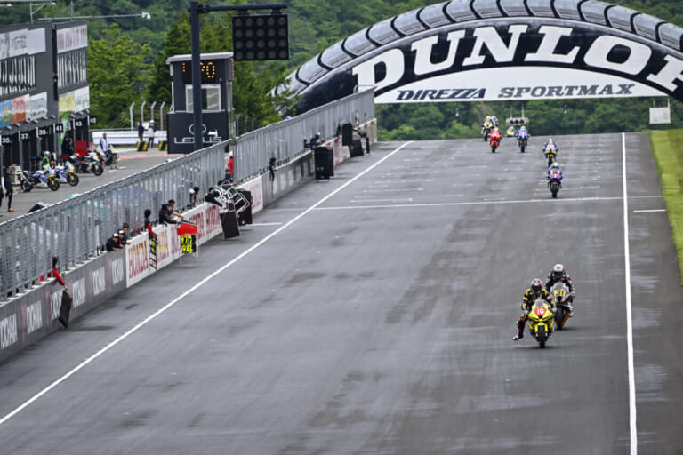 ファインダー越しに見た長島哲太×ダンロップの挑戦|真弓悟史|序盤のトップ走行は奇策か、当然か──ファインダー越しに見た長島哲太×ダンロップの挑戦2025