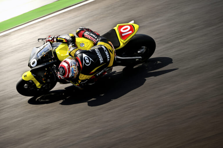 ファインダー越しに見た長島哲太×ダンロップの挑戦|真弓悟史|序盤のトップ走行は奇策か、当然か──ファインダー越しに見た長島哲太×ダンロップの挑戦2025