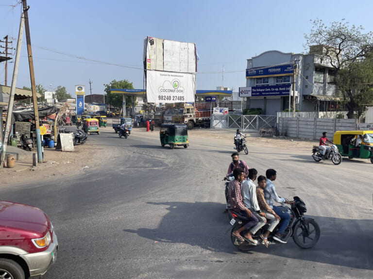 町中|【1日で最大16万台を売る?! 】脅威のバイク巨大市場「インド」でホンダ 二輪車生産5億台記念式典に参加してきた