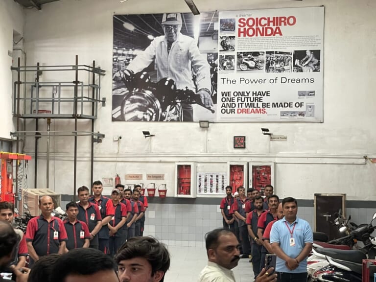 整備場|【1日で最大16万台を売る?! 】脅威のバイク巨大市場「インド」でホンダ 二輪車生産5億台記念式典に参加してきた