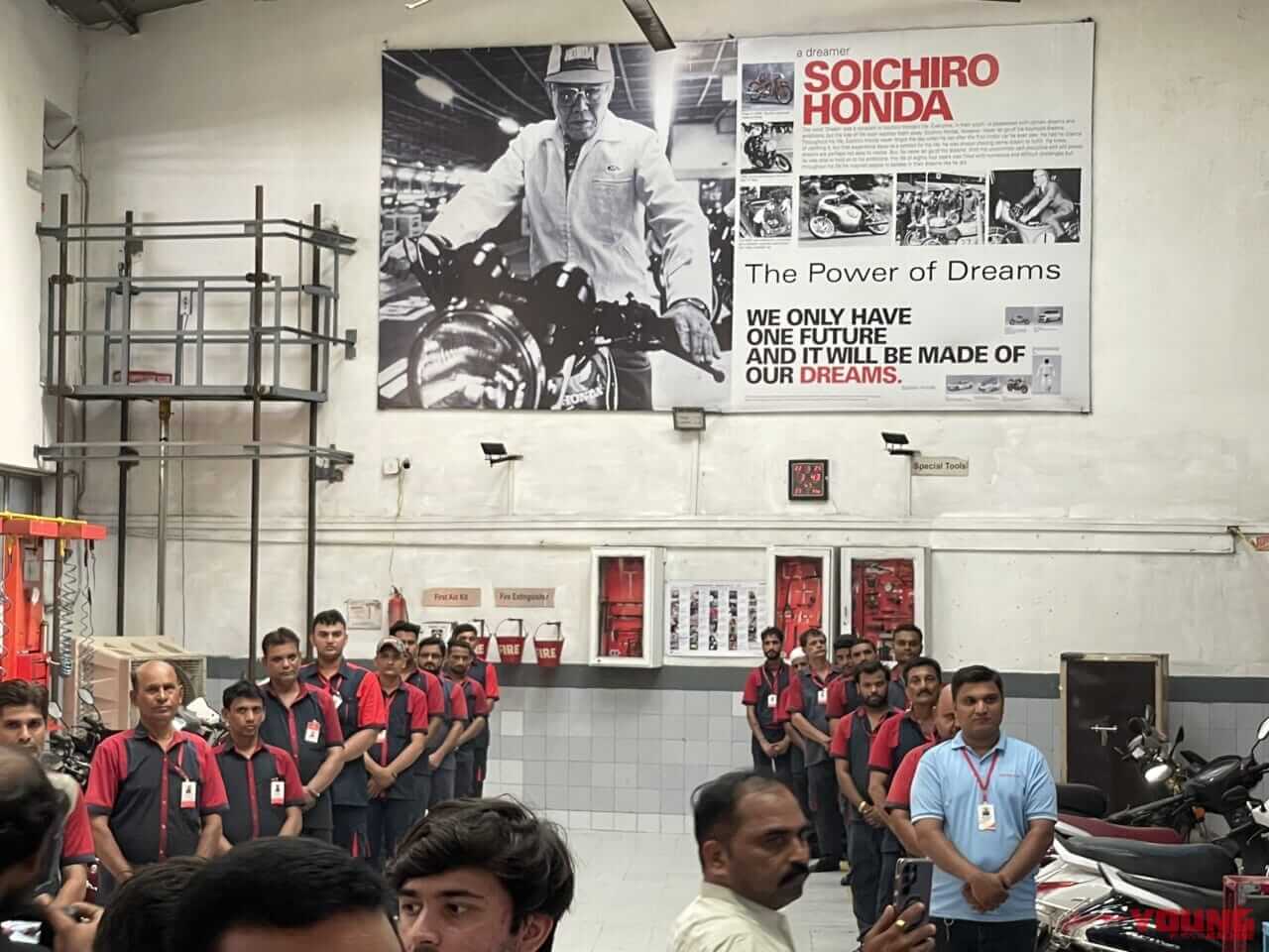 整備場|【1日で最大16万台を売る?! 】脅威のバイク巨大市場「インド」でホンダ 二輪車生産5億台記念式典に参加してきた