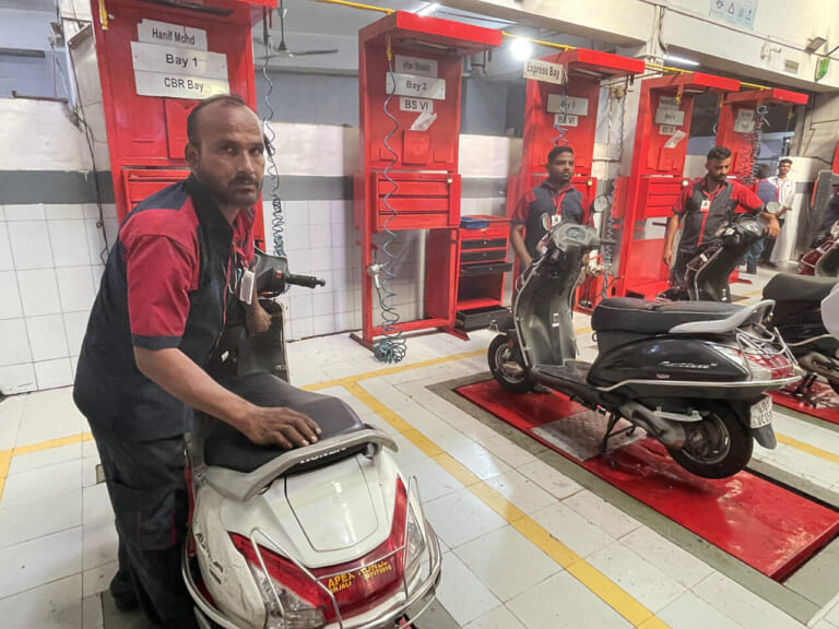 整備場｜【1日で最大16万台を売る?! 】脅威のバイク巨大市場「インド」でホンダ 二輪車生産5億台記念式典に参加してきた