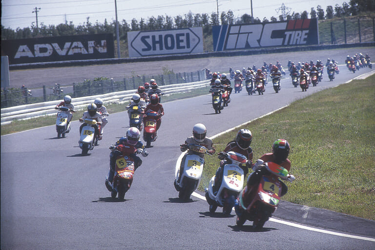 昭和エモ伝Vol.10|昭和原付ストーリー④ かーちゃんのスクーターで鬼攻め【昭和エモ伝Vol.10】