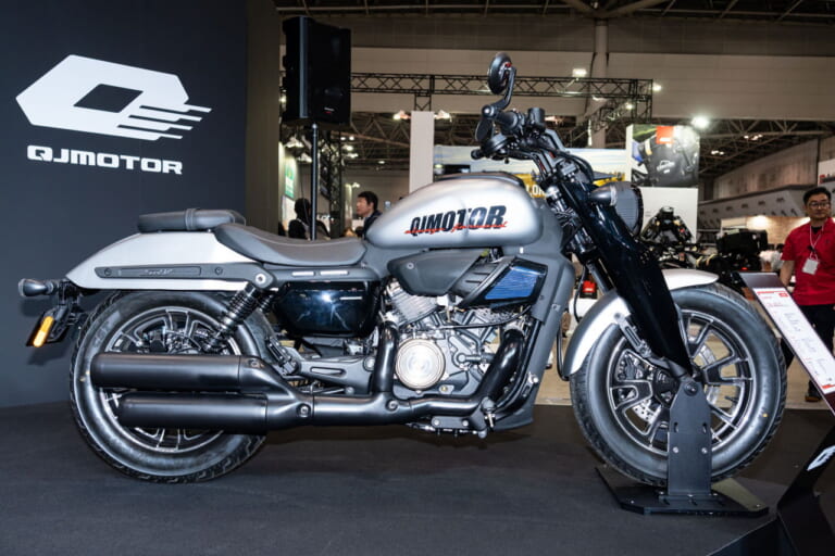 QJMOTOR SRV 400 VS｜400ccクラスのVツインクルーザー！ QJMOTOR「SRV400VS」7月より入荷、シート高734mmで77万8000円