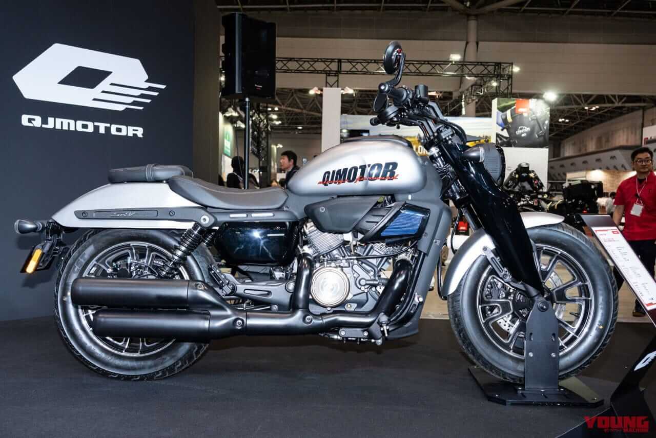 ｜400ccクラスのVツインクルーザー！ QJMOTOR「SRV400VS」7月より入荷、シート高734mmで77万8000円