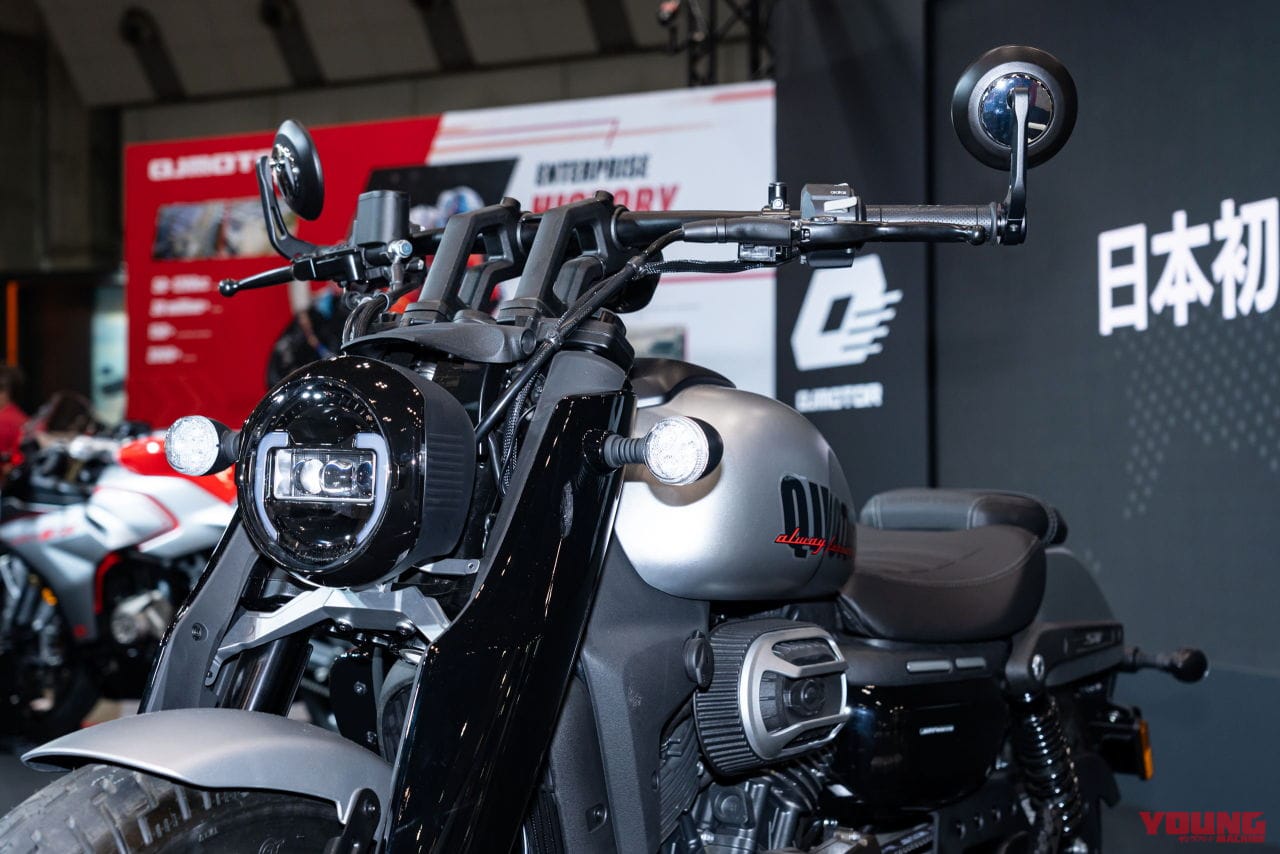 ｜400ccクラスのVツインクルーザー！ QJMOTOR「SRV400VS」7月より入荷、シート高734mmで77万8000円