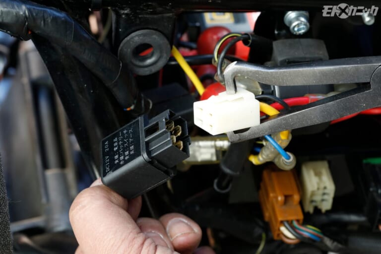 配線カプラー プライヤー|ストレート｜[バイクメンテDIY] 使えば分かる納得の機能性。特定の作業に最適化した工具×5選〈ストレート〉