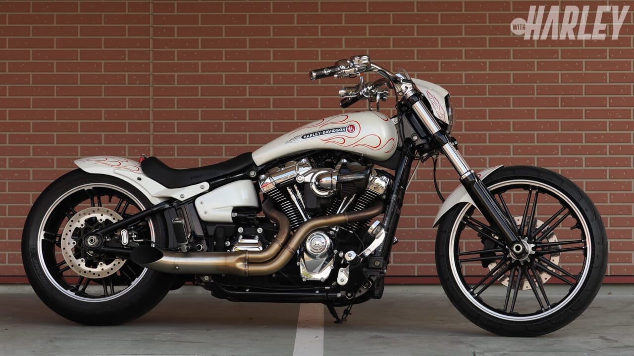 FXBRS 2018｜ワタナベモータースカスタム｜[ハーレーカスタム] 2018 FXBRSブレイクアウト114：流麗なシルエットをさらに際立たせた〈ワタナベモータース〉