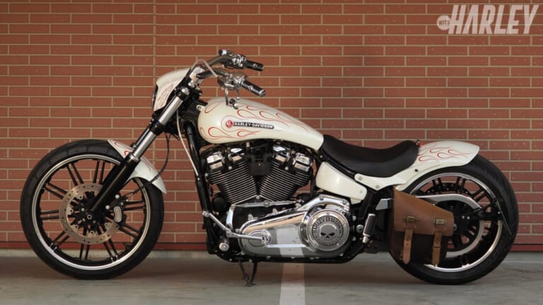 FXBRS 2018｜ワタナベモータースカスタム｜[ハーレーカスタム] 2018 FXBRSブレイクアウト114：流麗なシルエットをさらに際立たせた〈ワタナベモータース〉