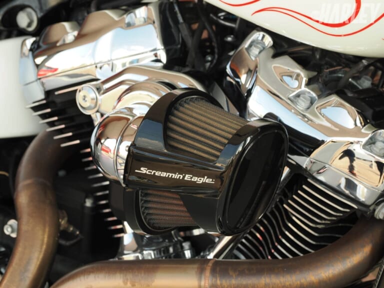 FXBRS 2018｜ワタナベモータースカスタム｜エアクリーナー｜[ハーレーカスタム] 2018 FXBRSブレイクアウト114：流麗なシルエットをさらに際立たせた〈ワタナベモータース〉