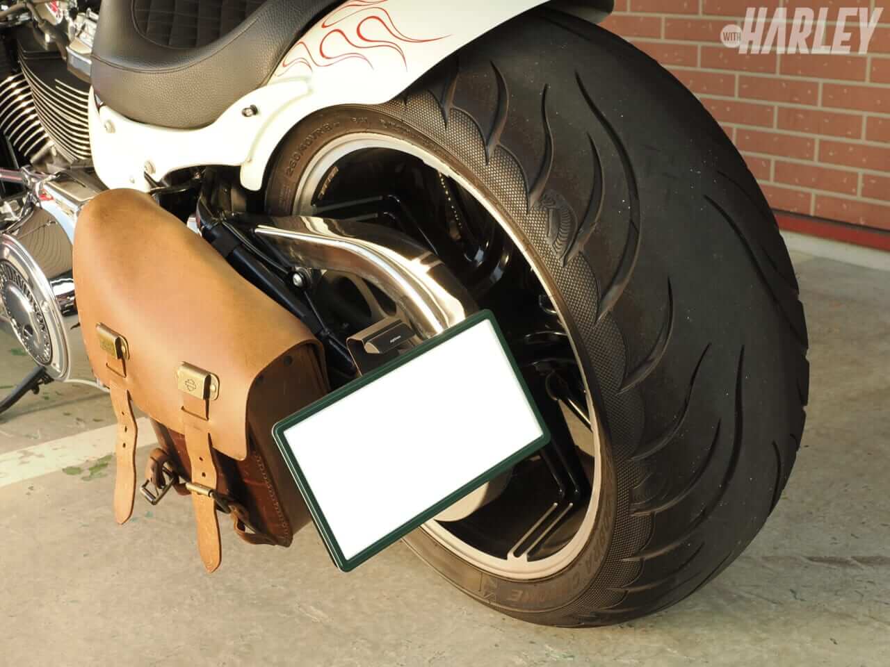 ｜[ハーレーカスタム] 2018 FXBRSブレイクアウト114：流麗なシルエットをさらに際立たせた〈ワタナベモータース〉