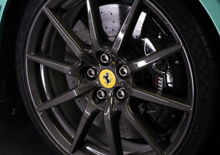 サスペンションは専用セッティング|【最高速330km/h超】フェラーリ 296 スペチアーレ徹底解説! サーキット直系エアロ×880馬力ハイブリッドの全貌